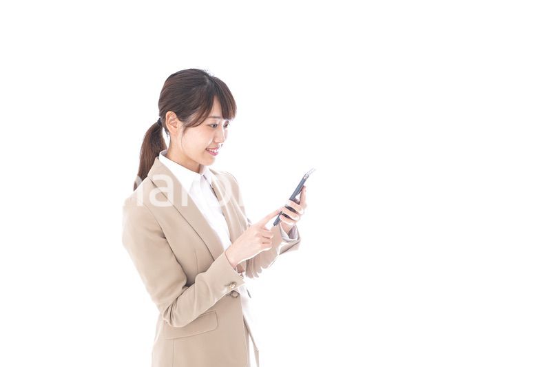 スマホアプリを使う若いビジネスウーマン