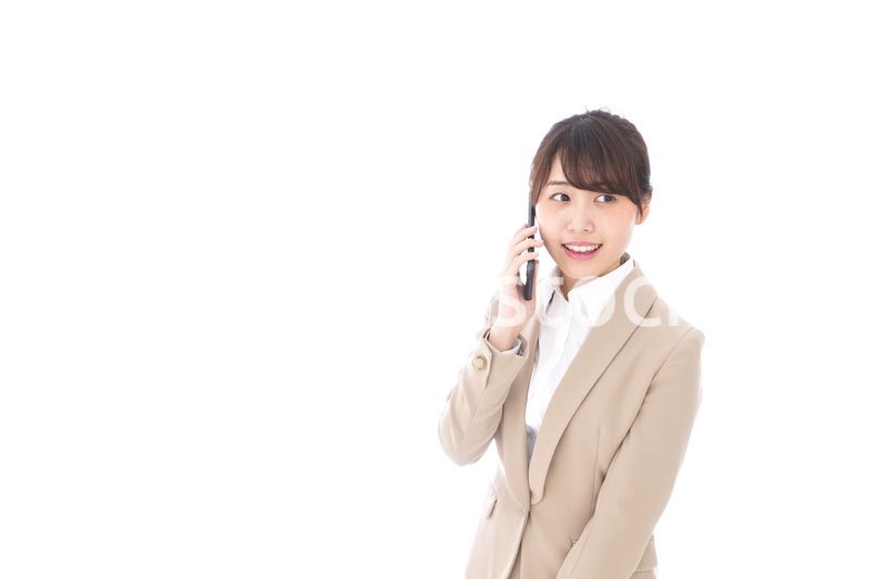 電話をする若いビジネスウーマン