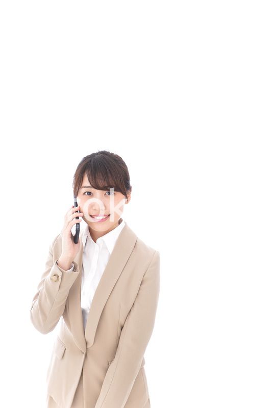 電話をする若いビジネスウーマン