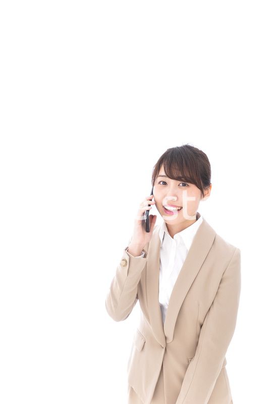 電話をする若いビジネスウーマン