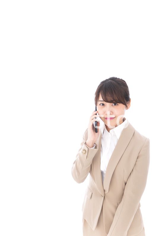 電話をする若いビジネスウーマン