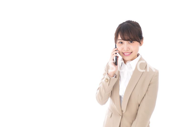 電話をする若いビジネスウーマン