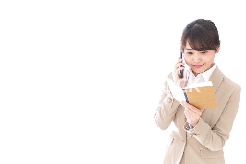 電話をするビジネスウーマン