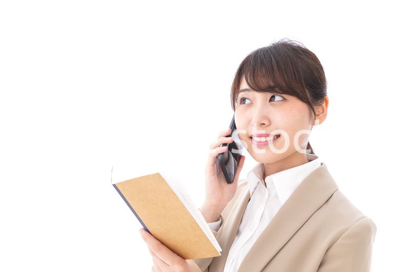 電話をするビジネスウーマン