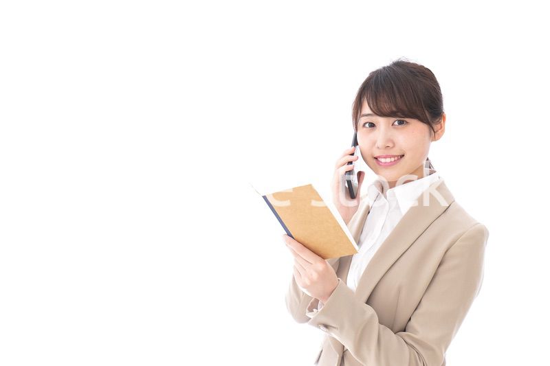 電話をするビジネスウーマン