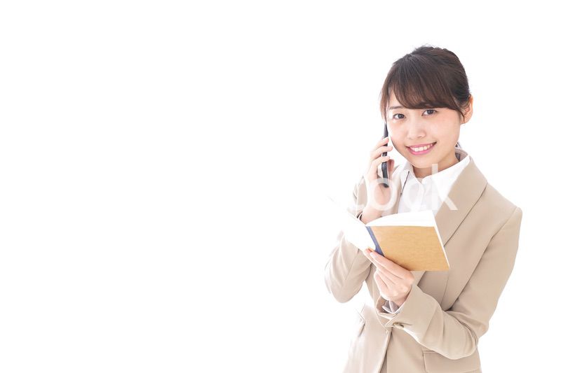 電話をするビジネスウーマン