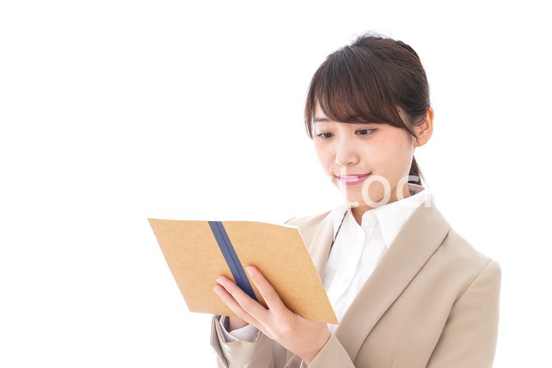 取材をする女性記者