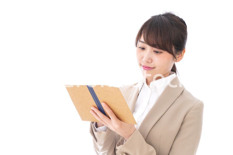 取材をする女性記者