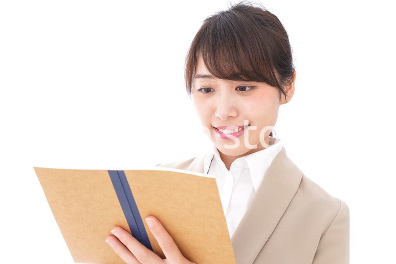 考えながら書く女性