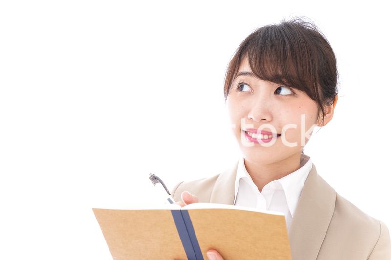 考えながら書く女性