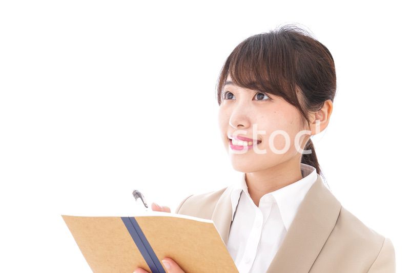 考えながら書く女性