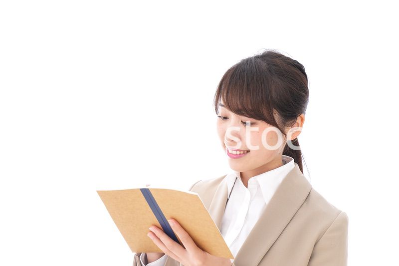 考えながら書く女性