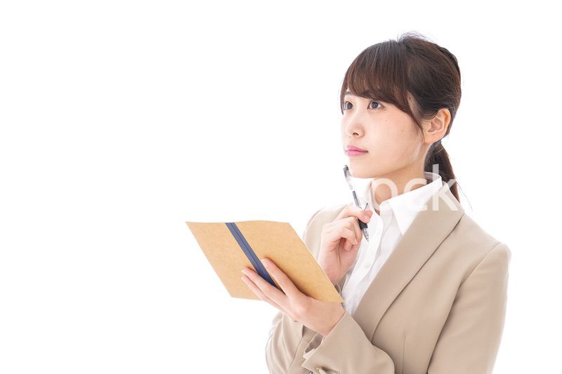 考えながら書く女性