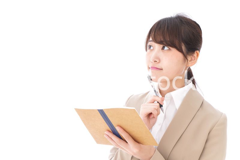考えながら書く女性