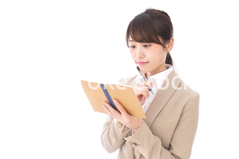 考えながら書く女性
