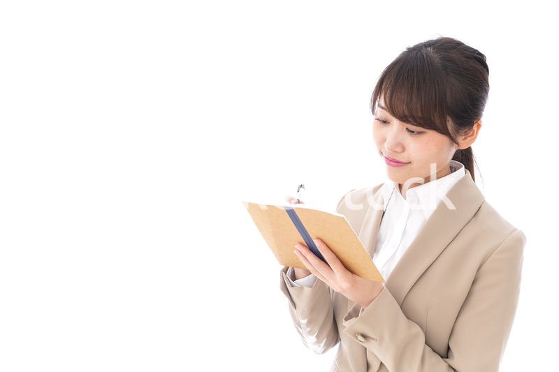 考えながら書く女性