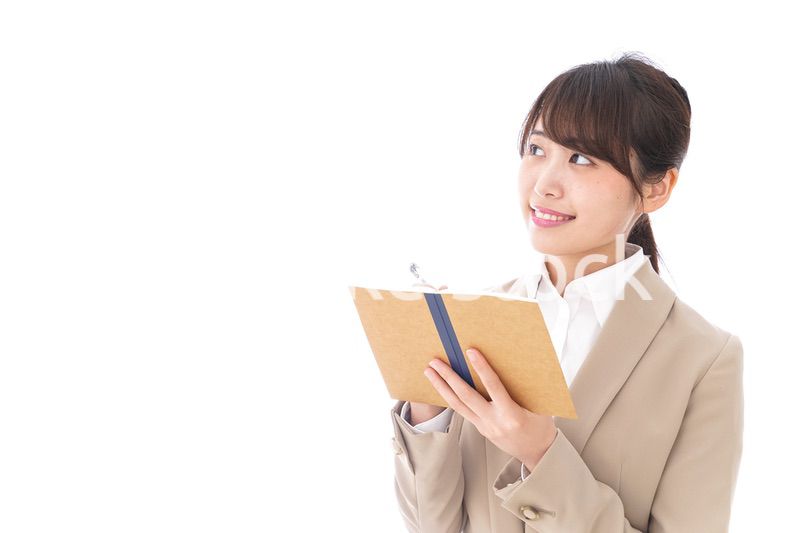 考えながら書く女性