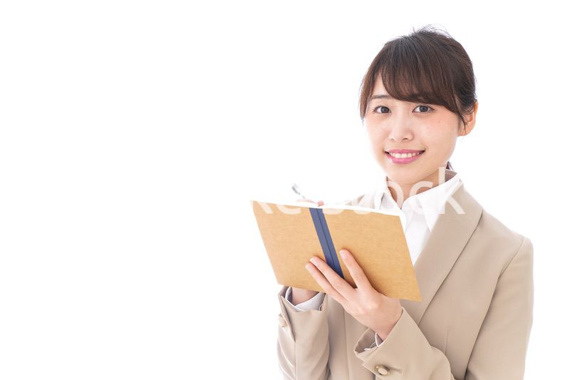 考えながら書く女性
