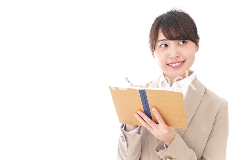 考えながら書く女性