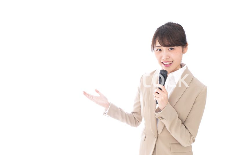 司会をするビジネスウーマン