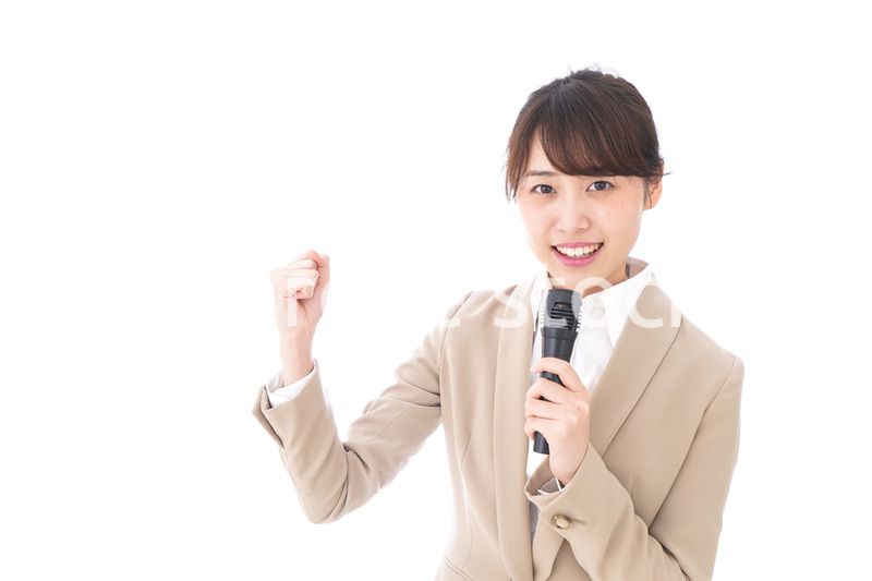選挙演説をする女性