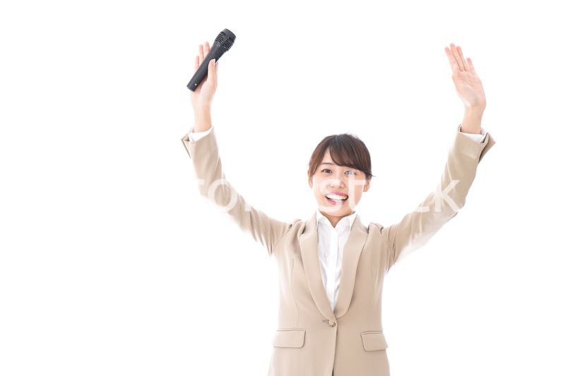 選挙演説をする女性