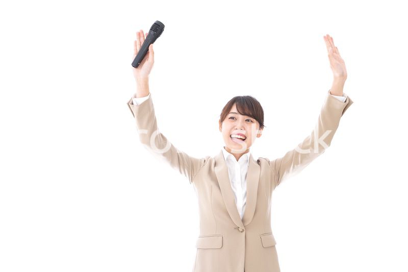 選挙演説をする女性