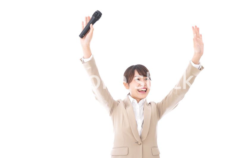 選挙演説をする女性