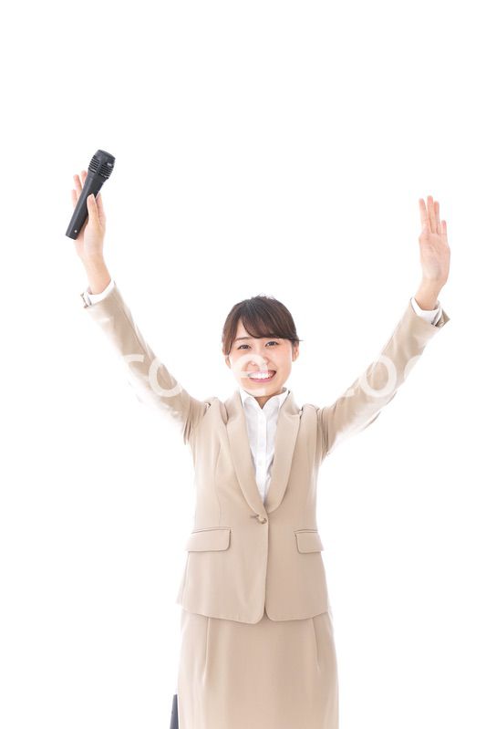 選挙演説をする女性