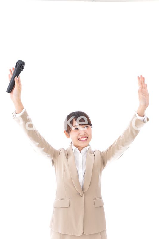 選挙演説をする女性