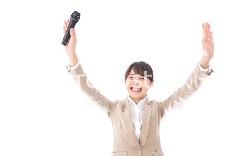 選挙演説をする女性