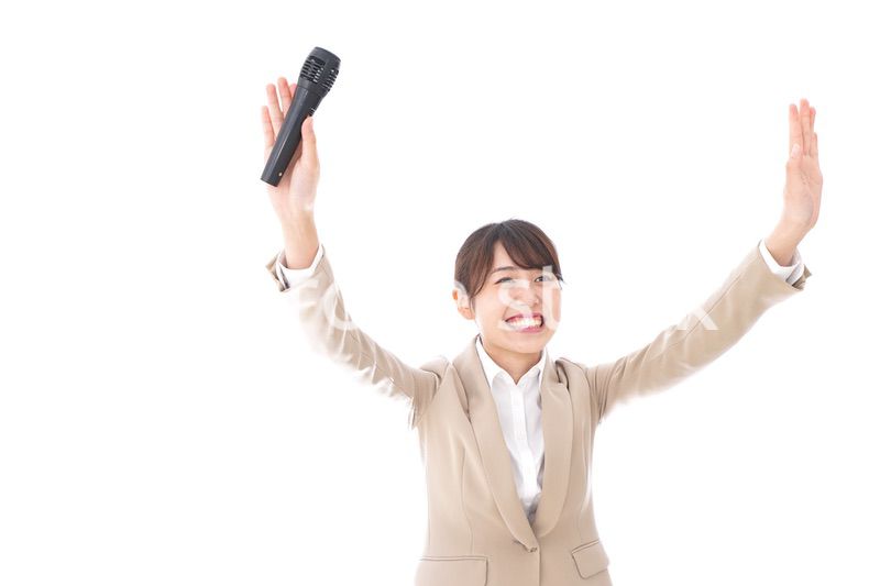 選挙演説をする女性