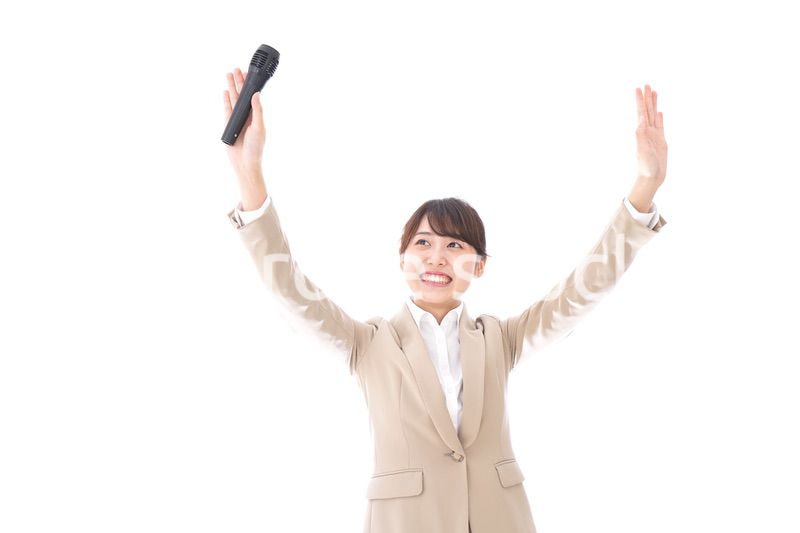 選挙演説をする女性