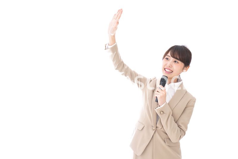 選挙演説をする女性