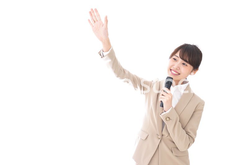 選挙演説をする女性