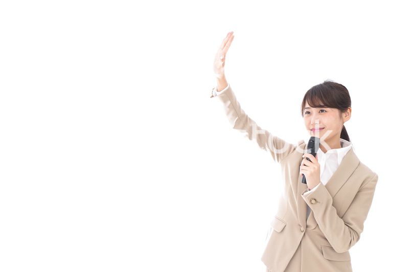 選挙演説をする女性