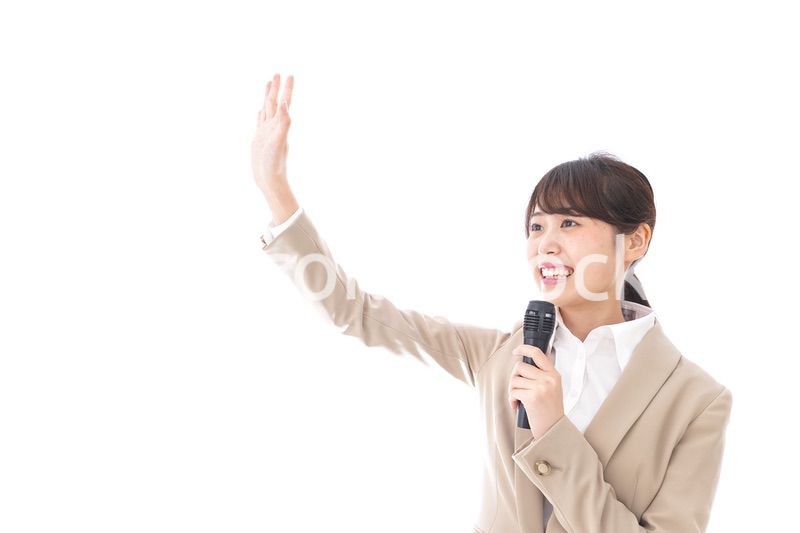 選挙演説をする女性