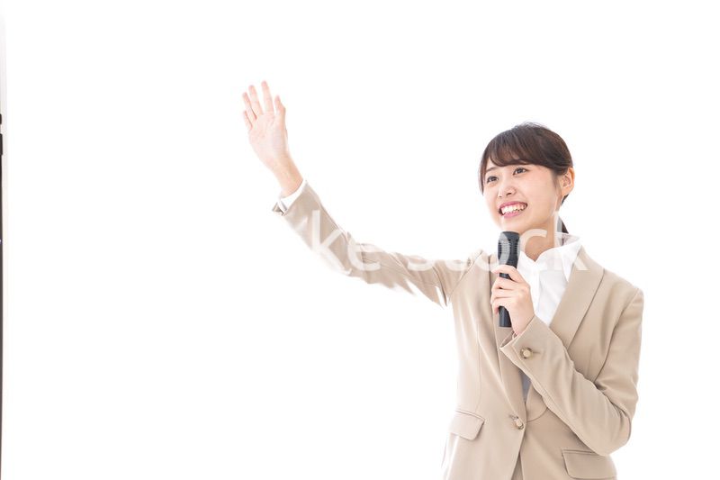 選挙演説をする女性