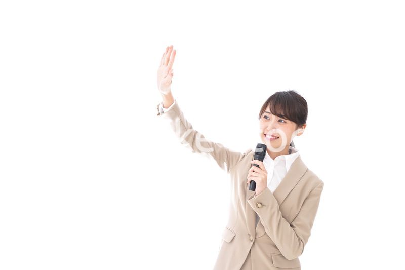 選挙演説をする女性