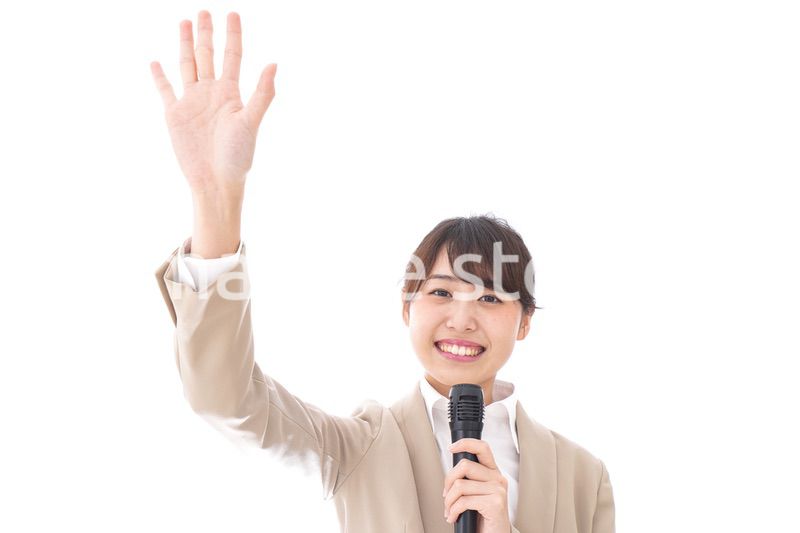 選挙演説をする女性