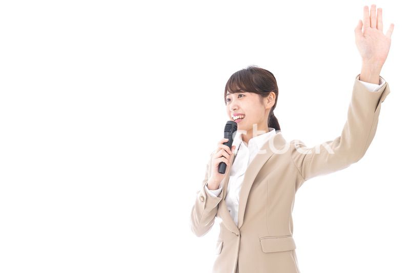 選挙演説をする女性