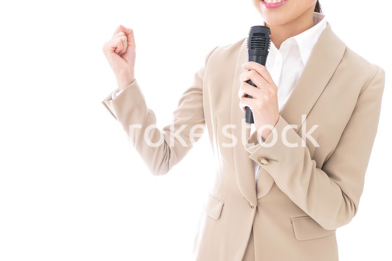 選挙演説をする女性