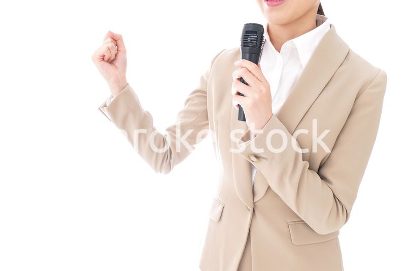 選挙演説をする女性