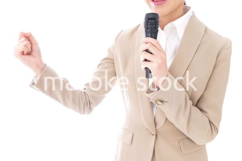 選挙演説をする女性