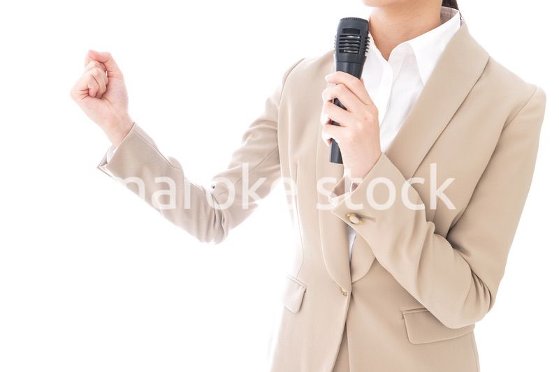 選挙演説をする女性