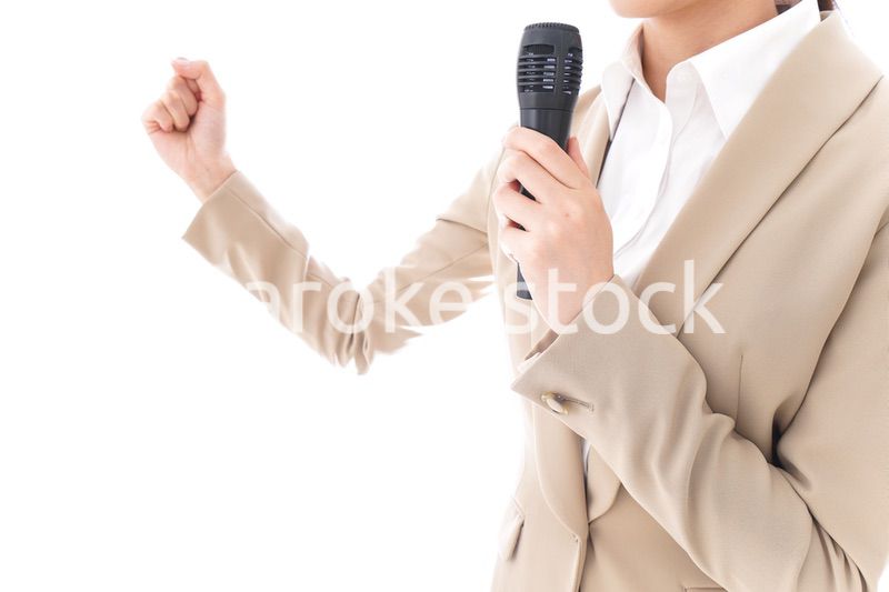 選挙演説をする女性