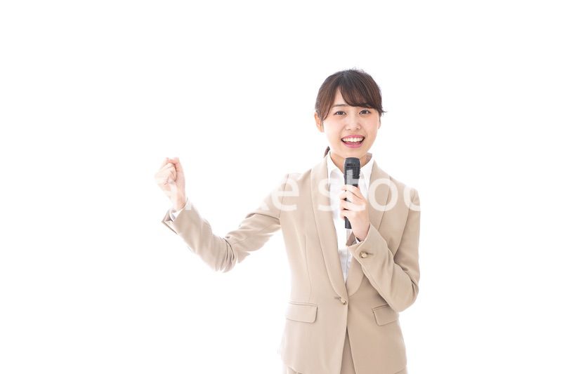 選挙演説をする女性
