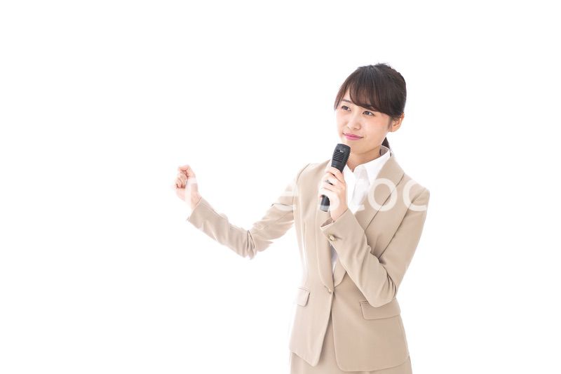 選挙演説をする女性