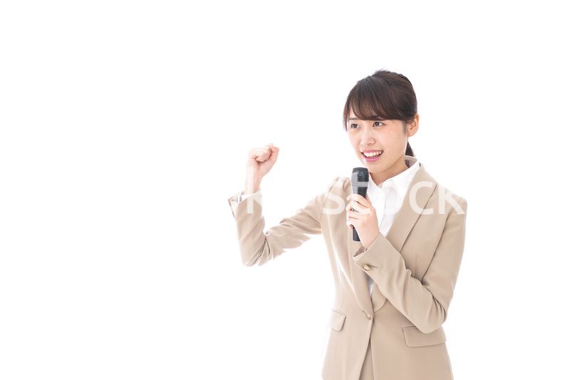 選挙演説をする女性
