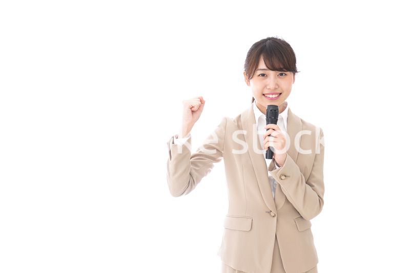 選挙演説をする女性